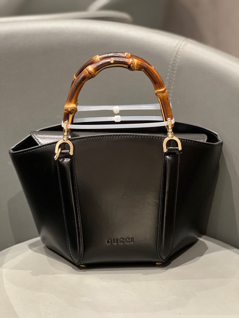G*u*i shopping bags